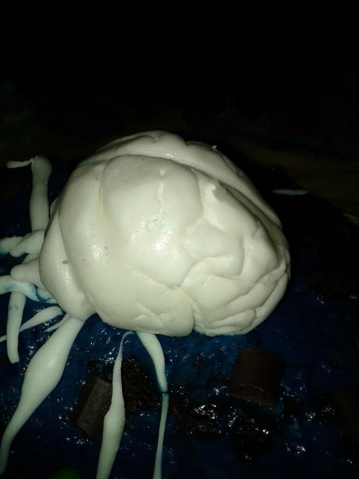 The image shows an expertly crafted brain made from sugar paste for a cake topper.
