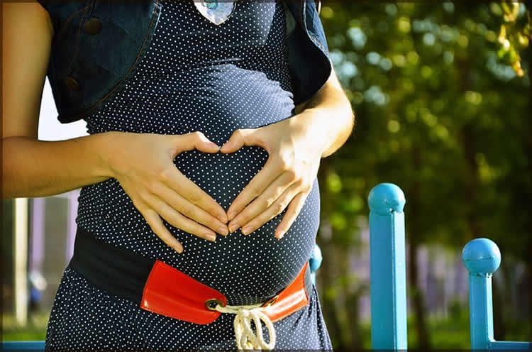 The image shows a pregnant woman's bump.