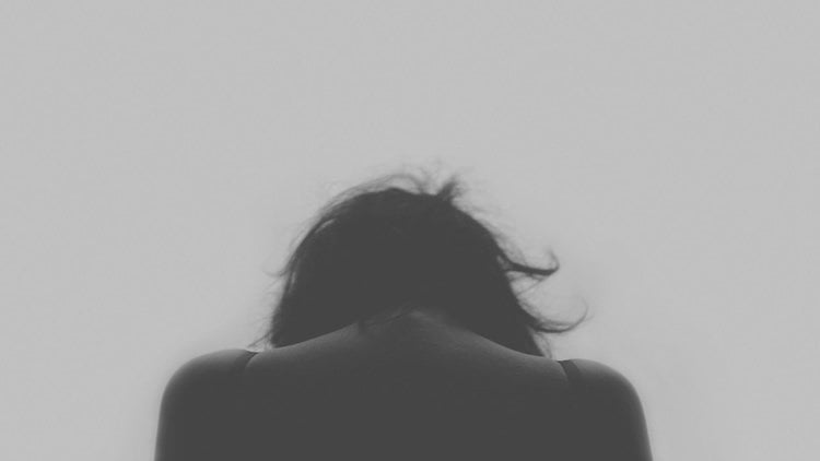This shows a black and white outline of a girl's back.