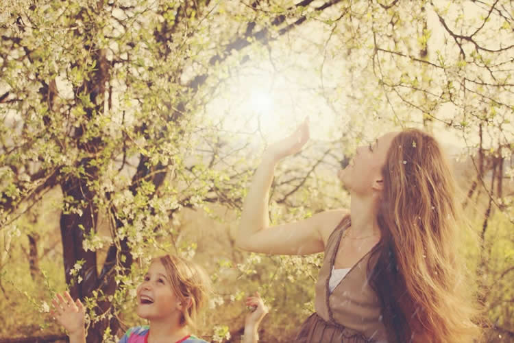 Image shows a mom and daugher in a park.