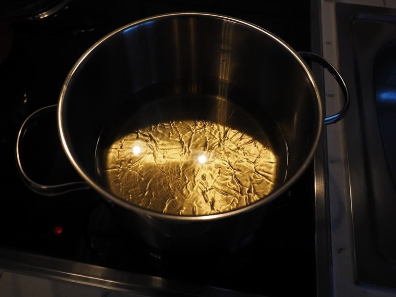 This shows a pot of cooking oil