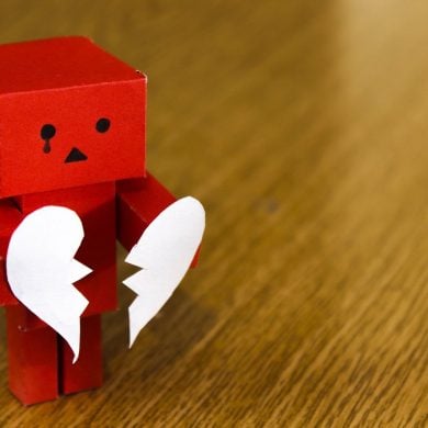 This shows a robot with a broken heart