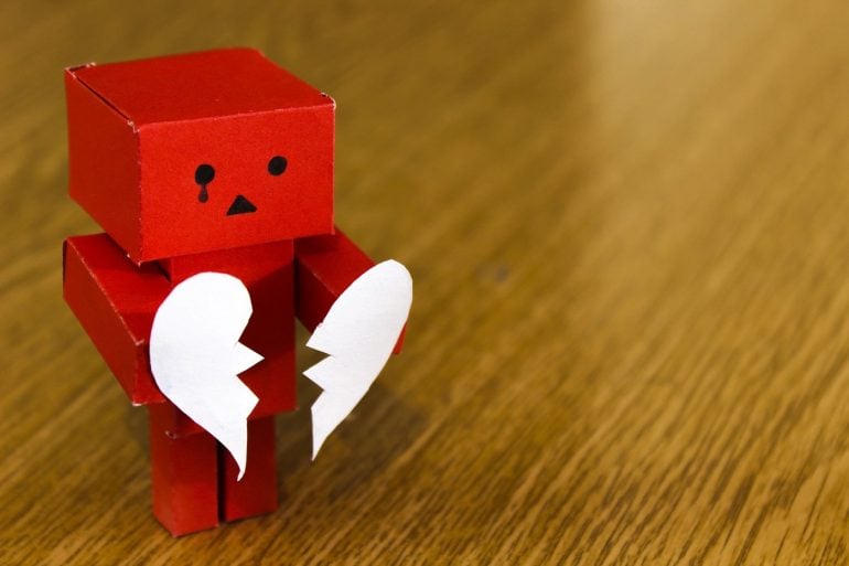 This shows a robot with a broken heart