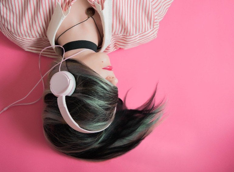 This shows a girl in headphones