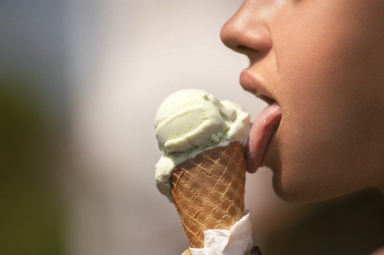 Esto muestra a una mujer comiendo un helado.