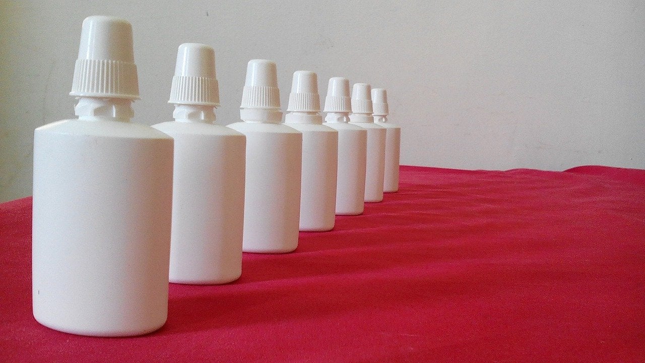 Esto muestra botellas de spray nasal.