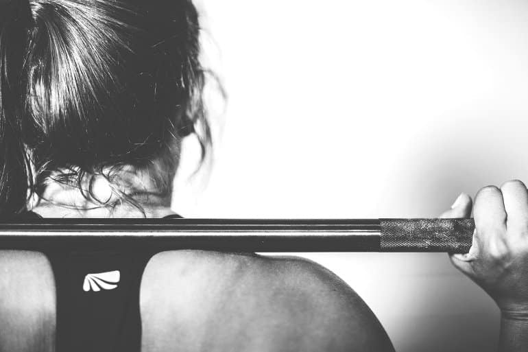 This shows a woman doing crossfit exercise