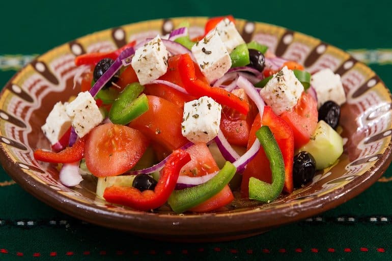 Dieses zeigt einen mediterranen Salat mit Oliven, Feta und Paprika