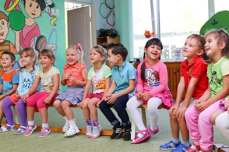 This shows a group of kindergarten children