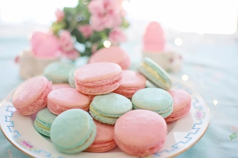 This shows a plate of macroons