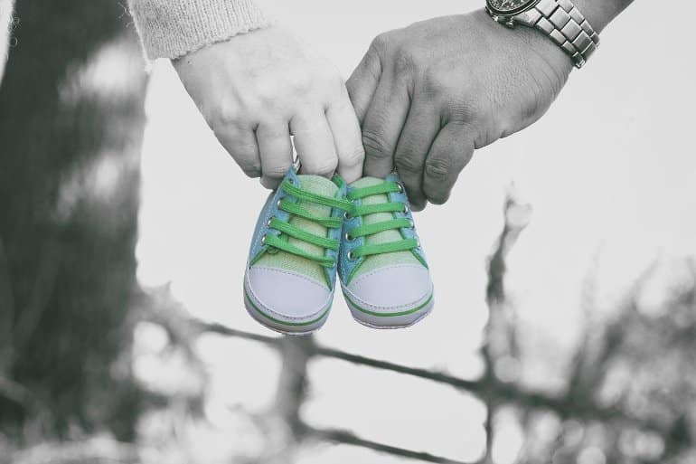 Bu bir çift bebek ayakkabısını gösterir.