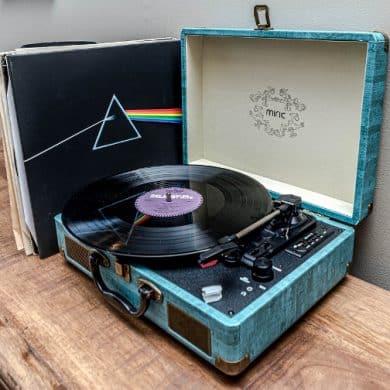This shows a record player and records including Pink Floyd's Dark side of the moon