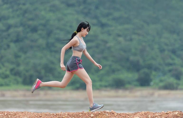 Exercise Intensity Linked to Attentional Control in Late-Adolescent Girls - Neuroscience News