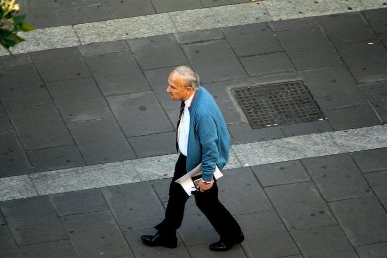 Isso mostra um homem idoso andando