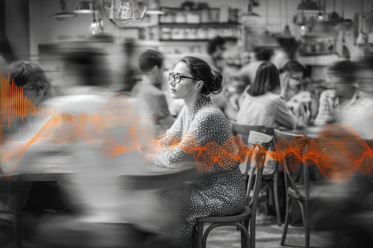 This shows a person in a crowded cafe.