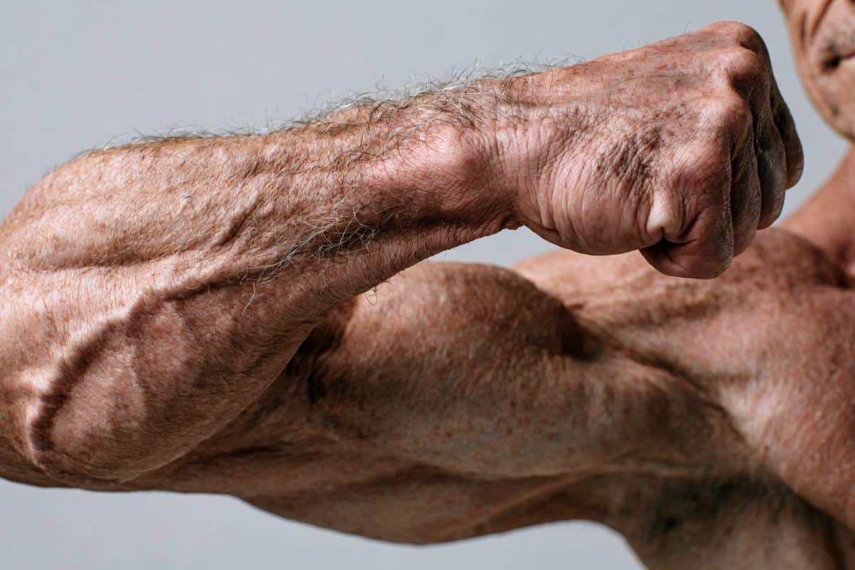 Cela montre le vieil homme courbé.