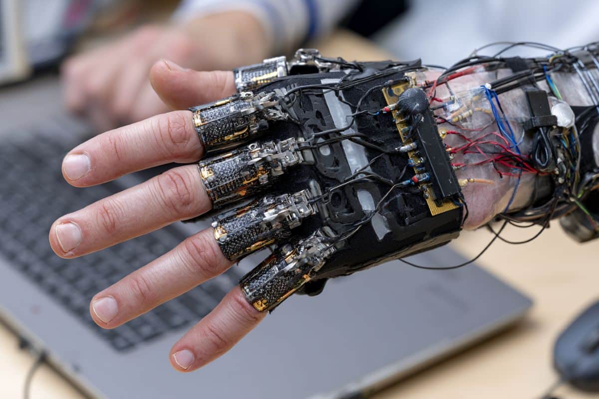 Researchers Build Pneumatic Glove To Restore Grasp