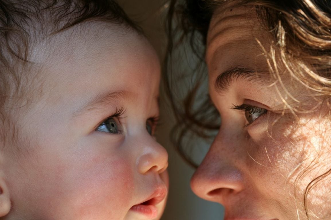 Eye Contact Syncs Infant Brains for Language Learning