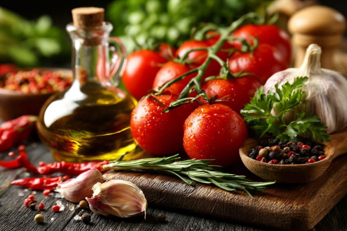 This shows a plate of Mediterranean diet foods.